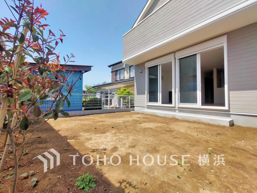 庭付き戸建という名にふさしいほどゆったりのお庭です。これだけの大きさがあれば花壇、家庭菜園、お子様の遊び場等、自由自在に利用できそうですね。