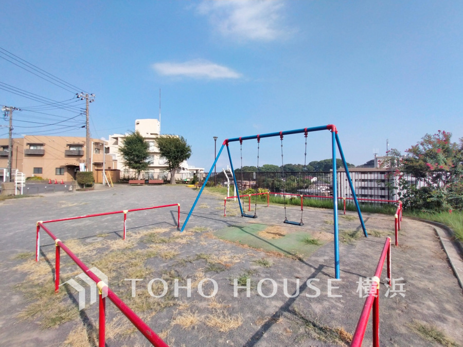 鳥見ヶ丘第二公園が隣接した穏やかな住環境。開放感のある憩いの公園です。