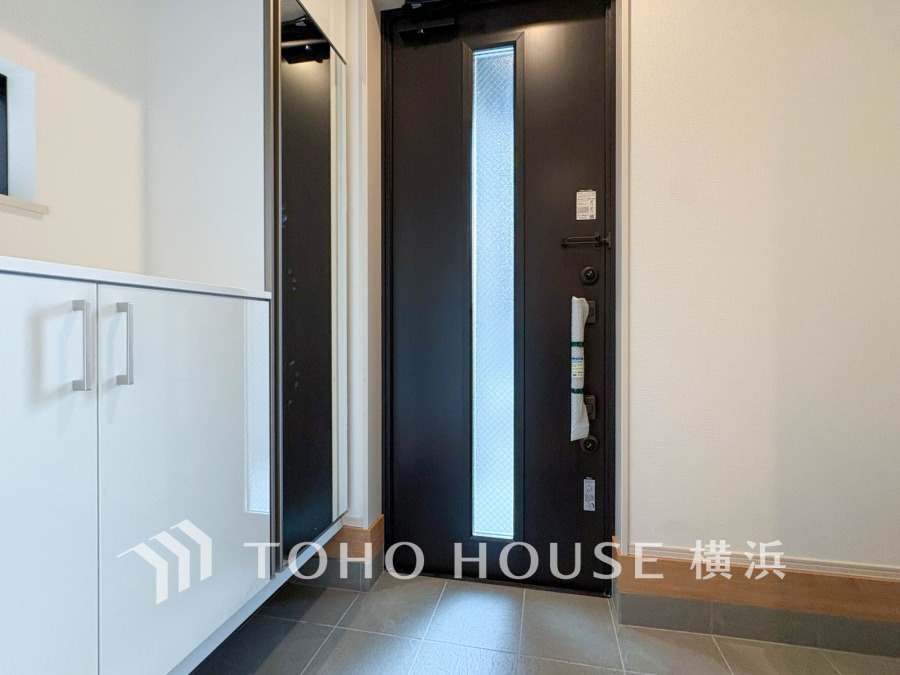 お客様をお迎えする玄関は落ち着いた雰囲気。帰り着くたびに洗練されたテイストの空間に迎えられ誇りと喜びを感じる玄関まわりです。