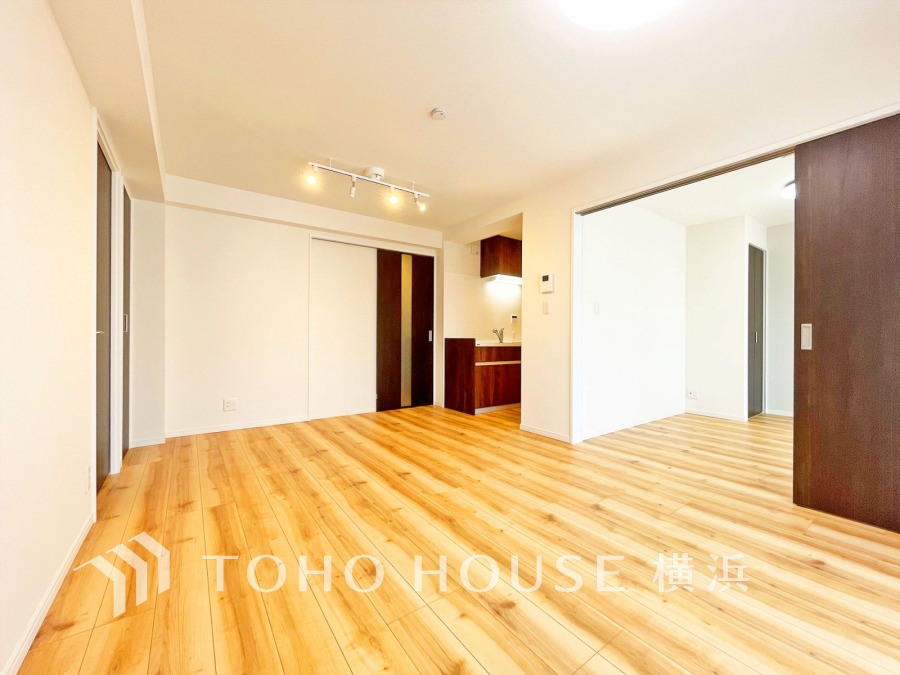 和やかで洗練された空間の演出。寛ぎとコミュニケーションを育む居心地のよい場所。やわらかな陽射しが降り注ぎ、室内に開放感と爽快感をもたらします。