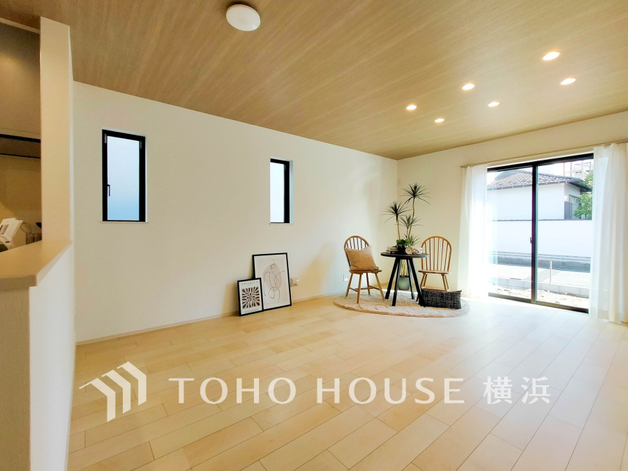 明るく開放的な空間が広がるLDK。室内には豊かな陽光が注ぎ込み、爽やかな住空間を演出。
