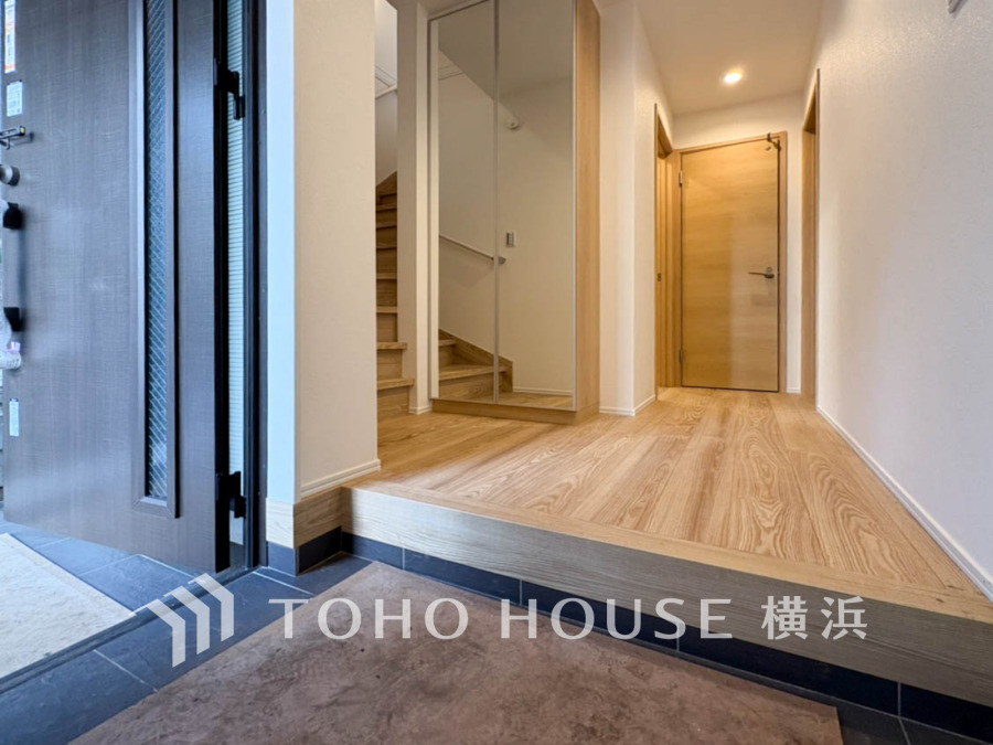 お客様をお迎えする玄関は落ち着いた雰囲気。帰り着くたびに洗練されたテイストの空間に迎えられ誇りと喜びを感じる玄関まわりです。