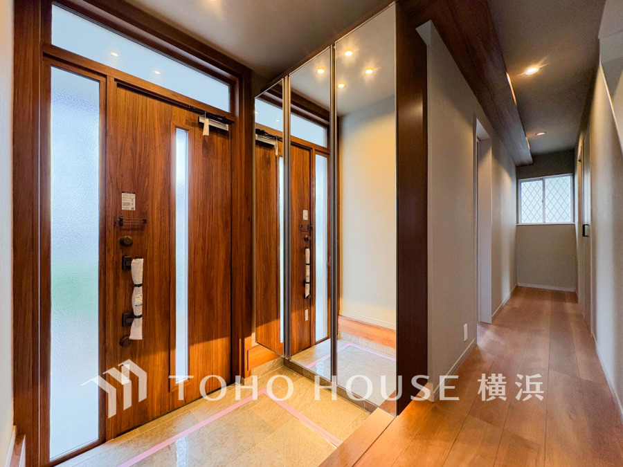上質感漂う玄関と廊下。居住者の帰り、訪れる方を優しく迎える・安らぎに満ちた生活空間を予感させる。健やかな暮らしを楽しめることでしょう。
