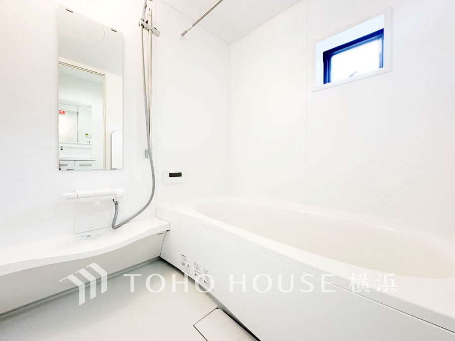 上質が感じられる質感とカラーリングで、清潔な空間美を実現。一日の疲れが癒される優雅なバスタイムを堪能できるゆとりあるバスルームです。