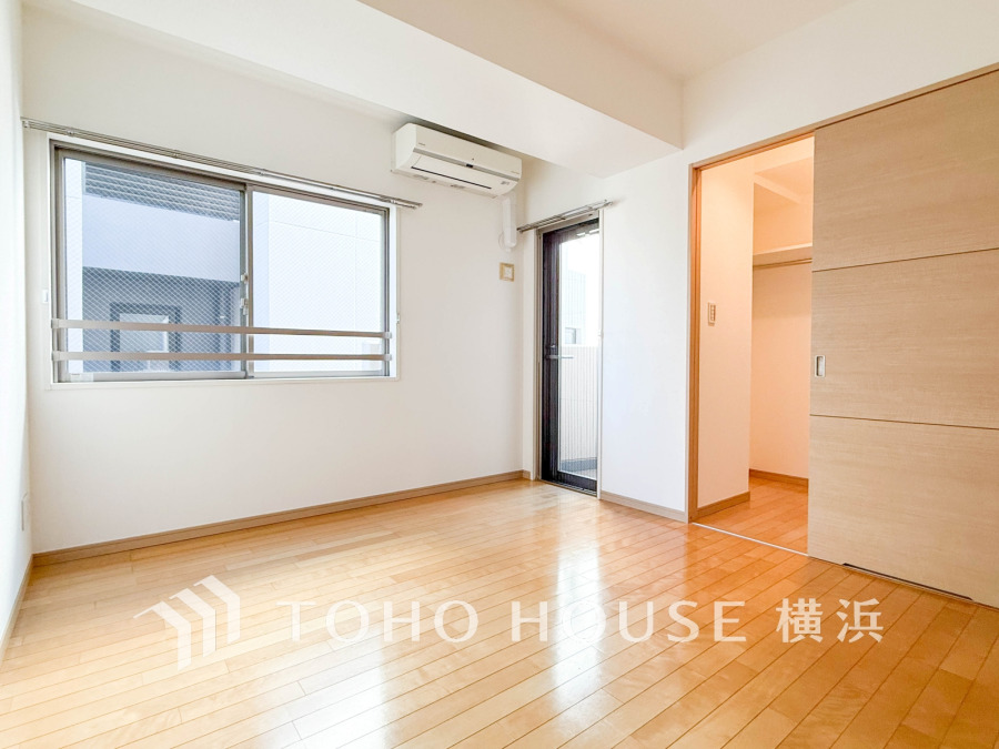 6.1帖の洋室はバルコニーに隣接した明るい空間。大型のウォークインクローゼット付きです。