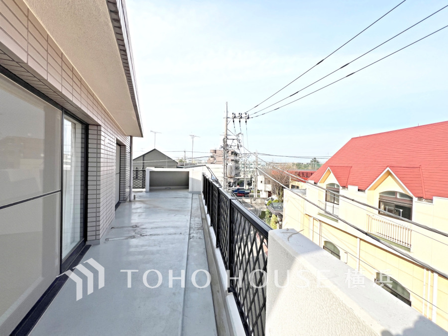 陽光とそよ風に触れることができる開放感溢れるバルコニー。
