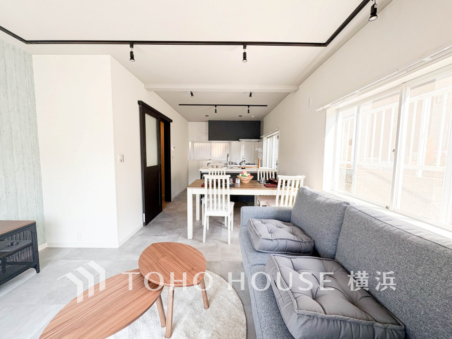 その邸が魅せる、気品・上質・重厚感・極細やかさ、そのすべては訪れた者に安らぎと品性を与える特別な空間です。ここに住むからこそ意味がある。すべての（始まり）をここから迎えます