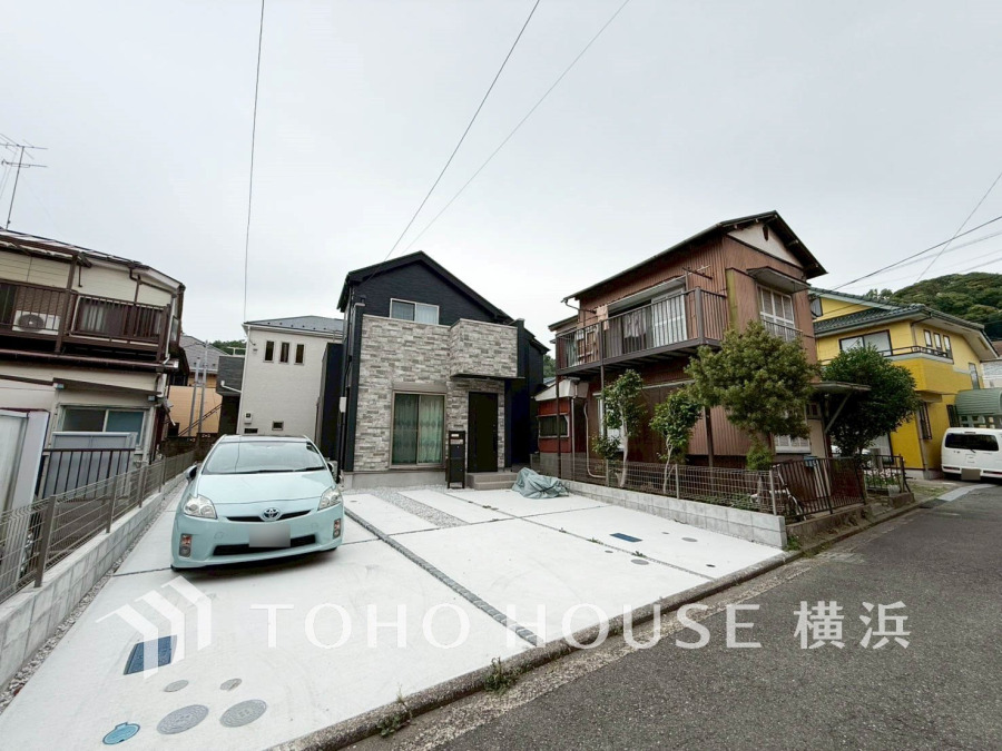 通りから一歩入った棟なので、プライバシーが保たれる印象です。また、玄関から道路までのワンクッションが、小さなお子様の飛び出しも防止する安心の環境に。