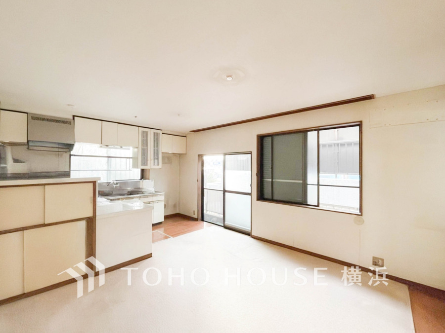 明るく開放的な空間が広がるLDK。室内には豊かな陽光が注ぎ込み、爽やかな住空間を演出。【AI編集にて荷物を消しています】