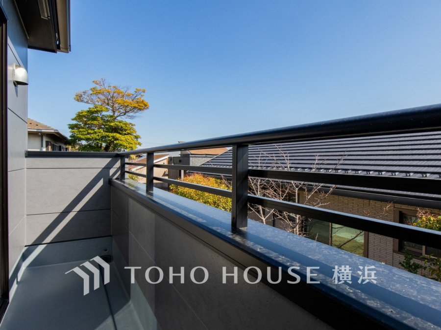 陽当たり良好なバルコニーは、心地よい風と開放的な眺望を楽しめるくつろぎの空間です。