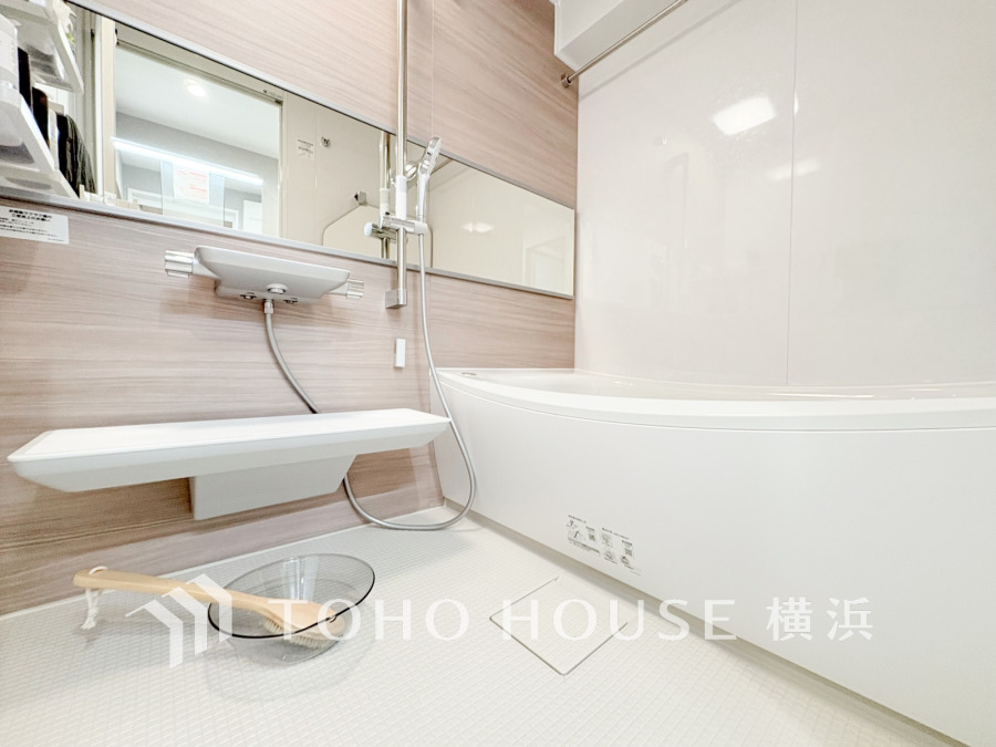 快適な使い心地とゆとりある空間が1日の疲れを解きほぐすバスルーム。空間も浴槽もゆったりのびのび使えるゆとり設計。広く感じるゆとり設計で快適なリラックスタイムを過ごせます。