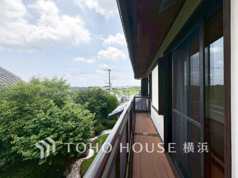 のびやかな眺望の広がる住環境。低層住宅が広がる街並みは、心地よい開放感が漂っています。