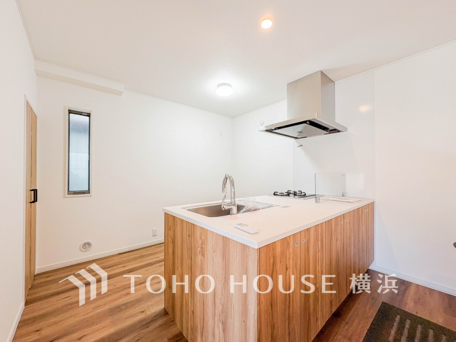 内装の主役でもあり、日常活躍する重要な水回りでもあるからこそ機能性・デザイン性に力を入れております。お手入れのしやすいシステムキッチンを採用しております。