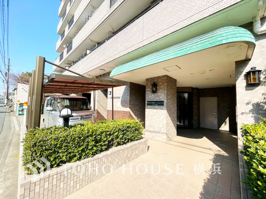 植栽の位置や開放的なエクステリアも含めて美しくトータルにデザインされています。時間のゆとりと空間、爽やかな陽光がもたらす光と風を贅沢なまでに感じる暮らしが始まります。