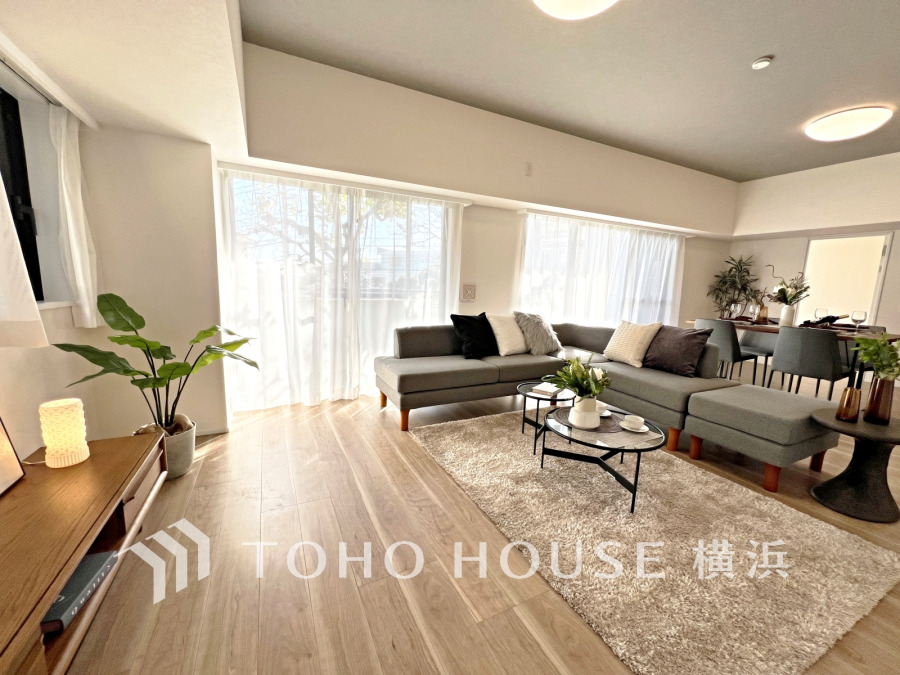 広く取られた窓からたっぷりと光が入る明るい空間。落ち着いた雰囲気に包まれ、伸びやかに、ゆったりと家族団らんの時間を過ごせます。
