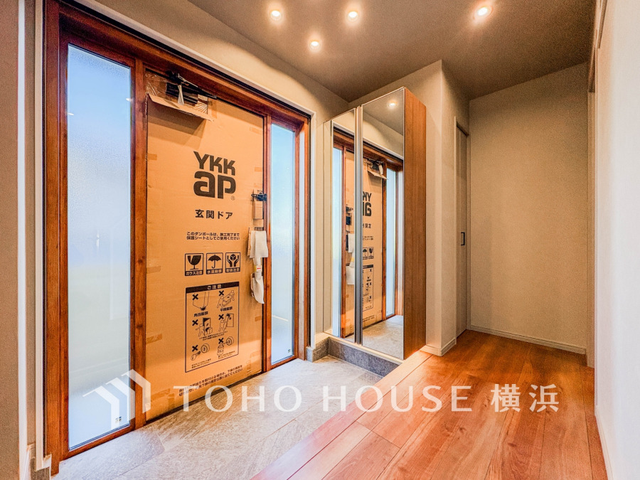 玄関は広々としたスペースと大容量の鏡付き収納で、使い勝手と清潔感を両立した設計です。