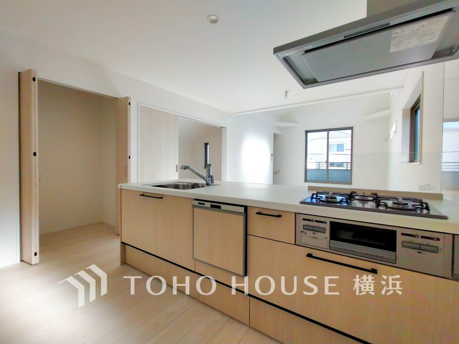 明るく開放的な対面キッチンは収納充実で使いやすく、家族との会話も楽しめる快適な空間です。