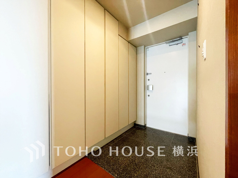 大容量の収納が備わった明るく清潔感のある玄関スペース。ゆとりある空間でスムーズな出入りが可能です。