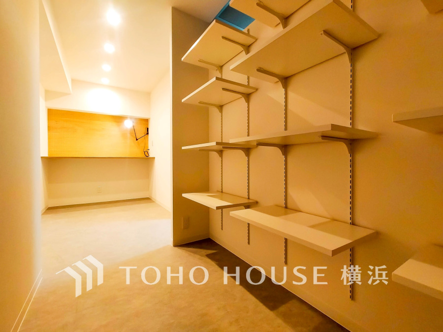 壁面の可動式棚が便利な大型収納と、ゆとりある作業台を設けたフリースペースは多目的に使えます。