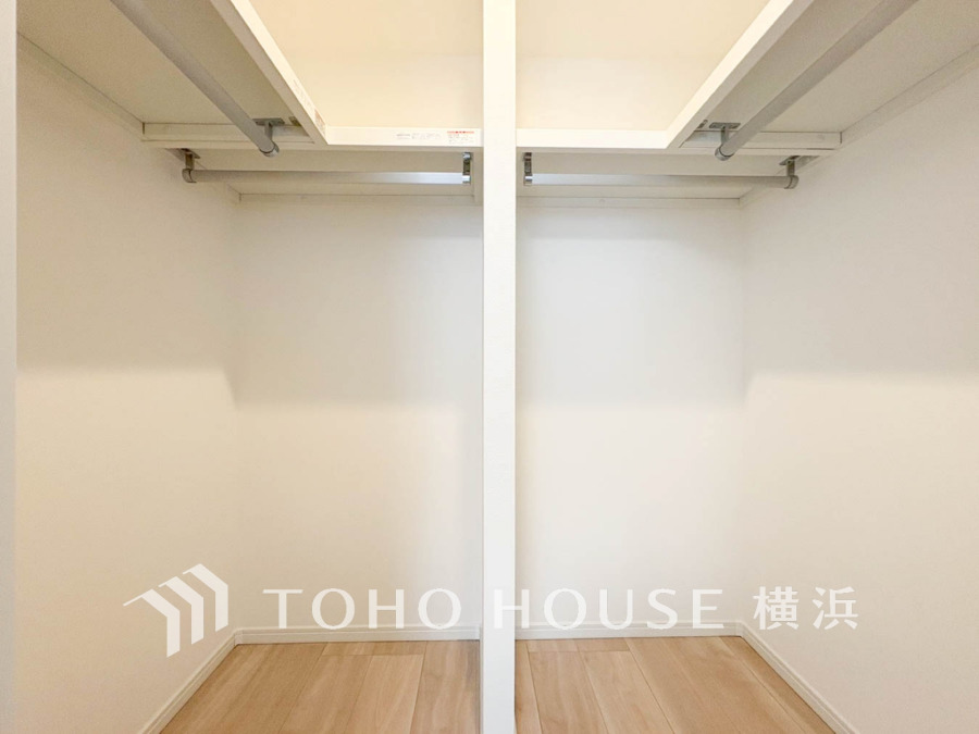 ウォークインクローゼットを完備。お子様のおもちゃやゴルフバックなど、大きなお荷物をお持ちの方や、季節物の家電製品やキャリーバック、お荷物が多い方でも安心のスペースです。