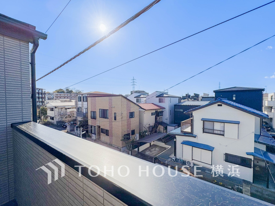 陽光あふれるバルコニーから望む静かな住宅街。開放感と落ち着きを兼ね備えた快適な住環境です。