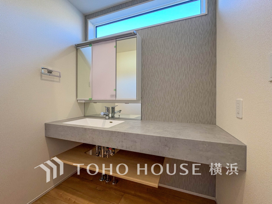 十分な大きさの洗面台は、身だしなみチェックや歯磨きなど、朝の慌ただしい時間でも余裕とゆとりを感じて頂けます。