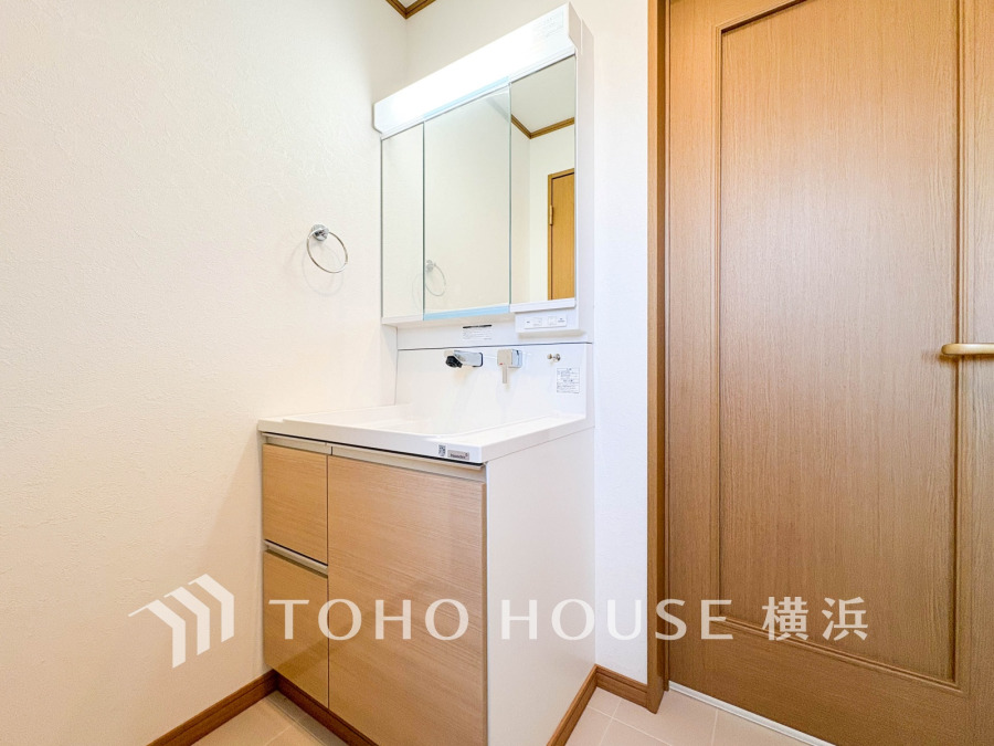 十分な大きさの洗面台は収納もさる事ながら、身だしなみチェックや歯磨きなど、朝の慌ただしい時間でもホテルライクなスペースで余裕とゆとりを感じて頂けます。