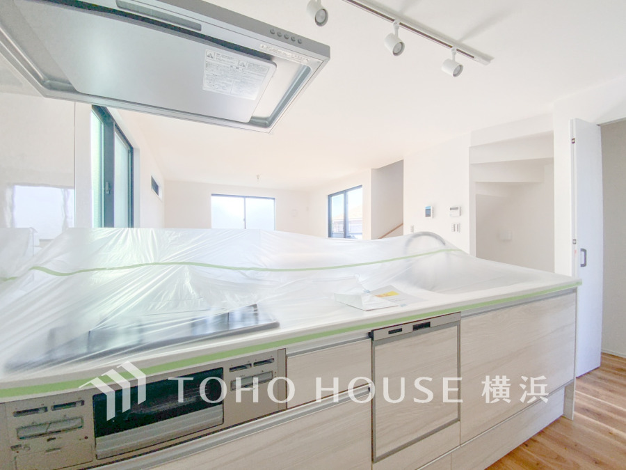 ご家族みんなで調理ができる位のスペースを実現したキッチン空間となっております。みんなで作った料理を召し上がりながらの会話は、どのような物になるのでしょうか。