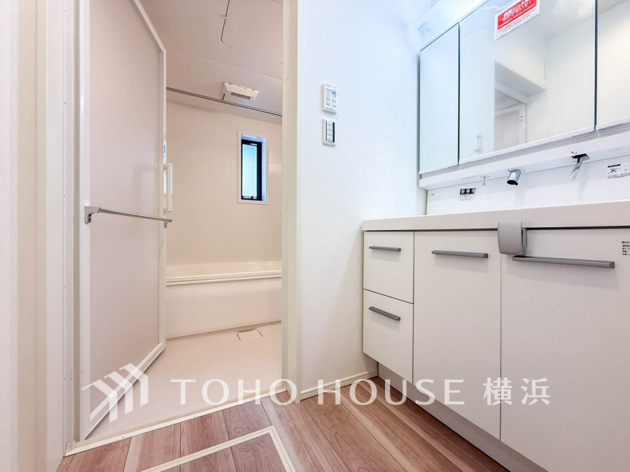 使いやすい機能が備えられた清潔感溢れる洗面空間。収納も充実しています。
