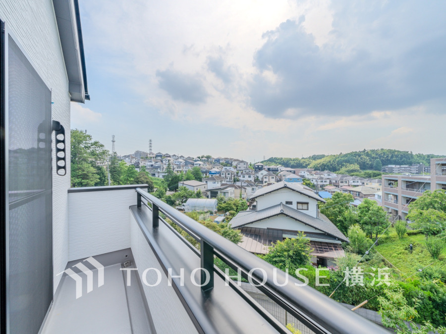 陽射しとともに、少しずつ装いを変える街の景観から、星空が地上に映りこむかのような夜景の煌きまで、この街ならではの美しい風景。