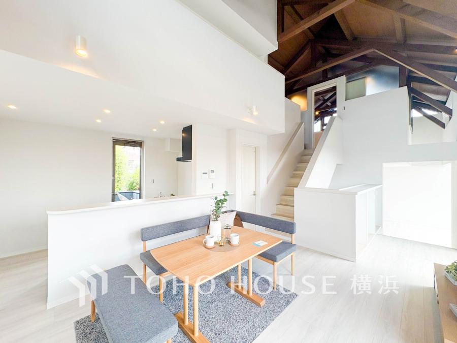 穏やかな時間の流れを楽しみ、寛ぎと笑顔が溢れるリビング。会話を楽しみ、ご家族の何気ない日常にいつもあたたかな幸せの花を添えます。