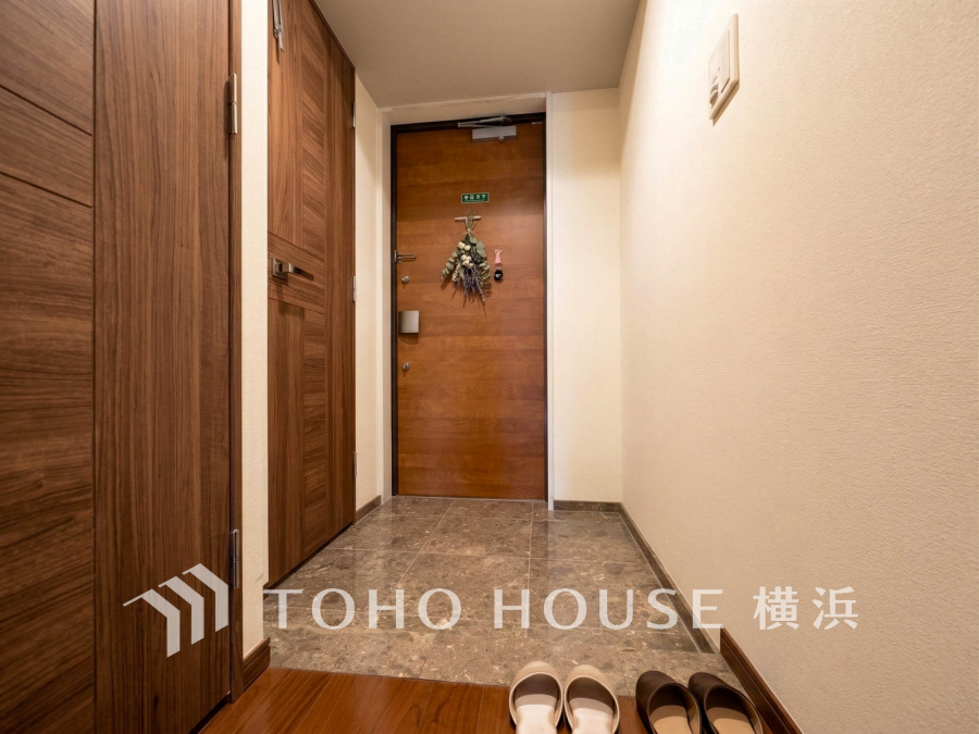 お客様をお迎えする玄関は落ち着いた雰囲気。帰り着くたびに洗練されたテイストの空間に迎えられ誇りと喜びを感じる玄関まわりです。