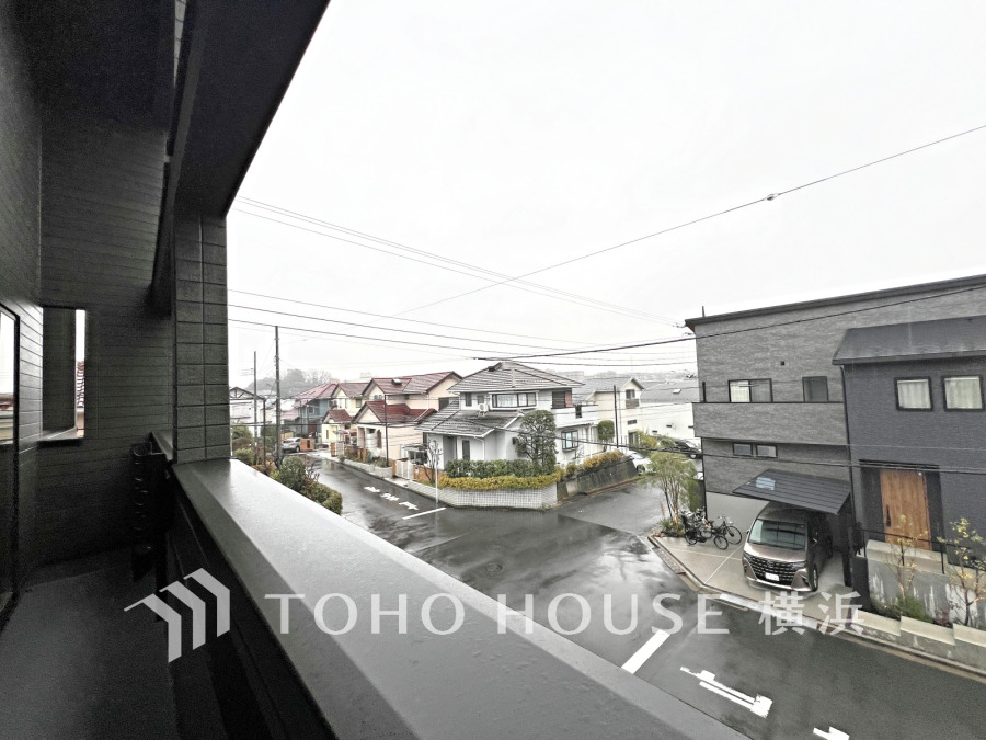 広いバルコニーは、暮らしの中での光と風を演出してくれています。見事なまでの開放的な空間をお楽しみください。