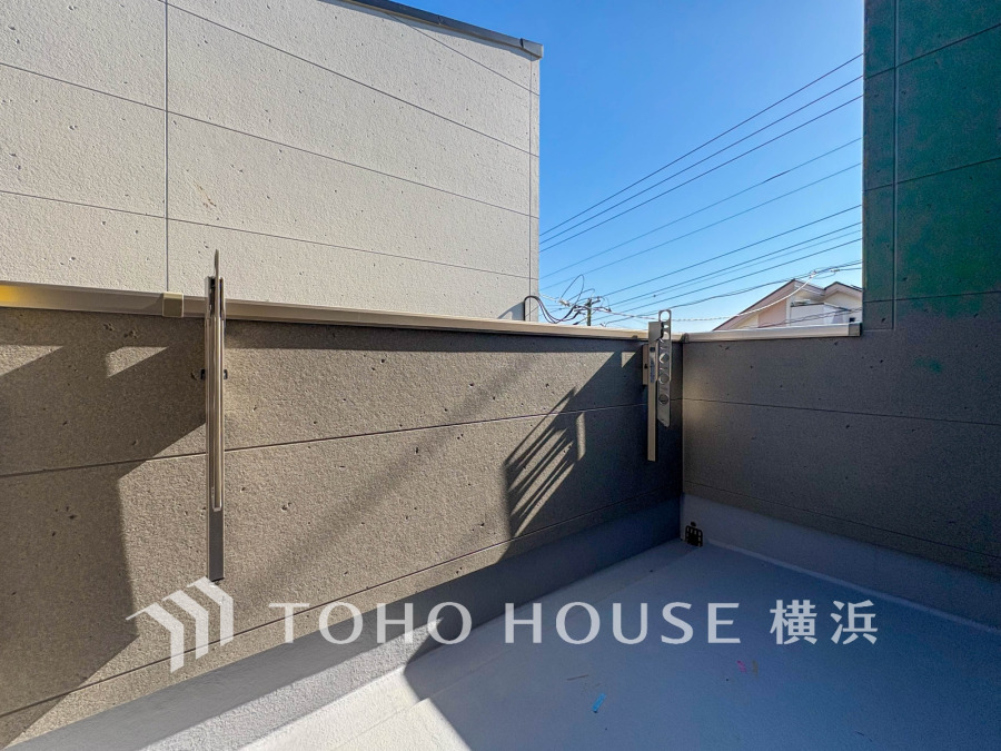 広いバルコニーは、暮らしの中での光と風を演出してくれています。見事なまでの開放的な空間をお楽しみください。