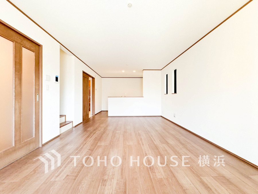 家族と過ごすひと時を溢れる光が優しく包み込むリビングダイニング。家族との時間、自分の時間を大切にできる空間がここにあります。