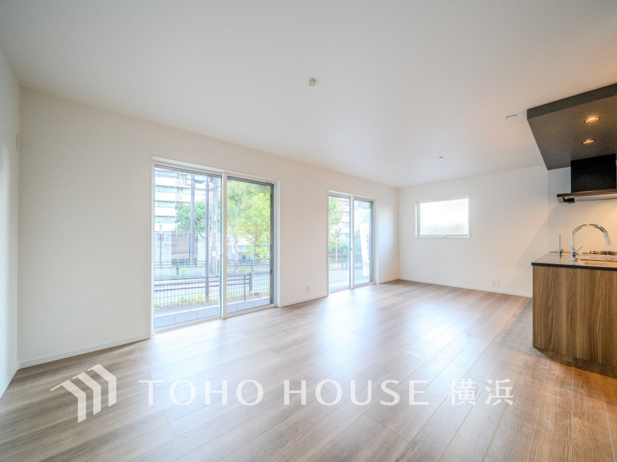 光と風があふれる開放的なリビングダイニングには自然と家族みんなが集まってきます。明るく穏やかな空気の中で飲んだり、食べたり、笑ったり。