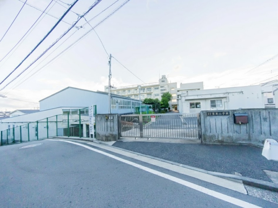 横浜市立篠原小学校…約700ｍ

