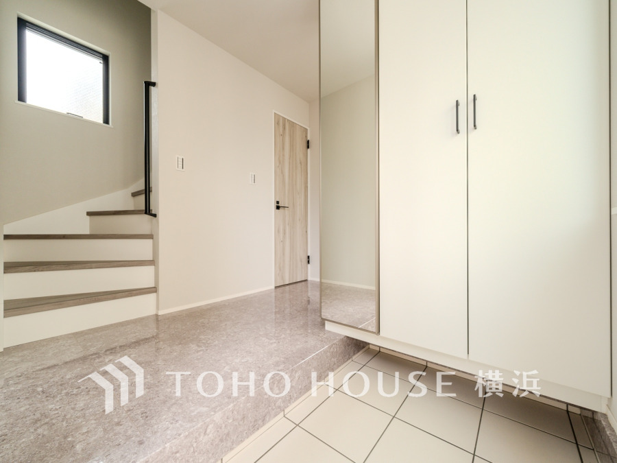 上質感漂う玄関と廊下。居住者の帰り、訪れる方を優しく迎える・安らぎに満ちた生活空間を予感させる。健やかな暮らしを楽しめることでしょう。