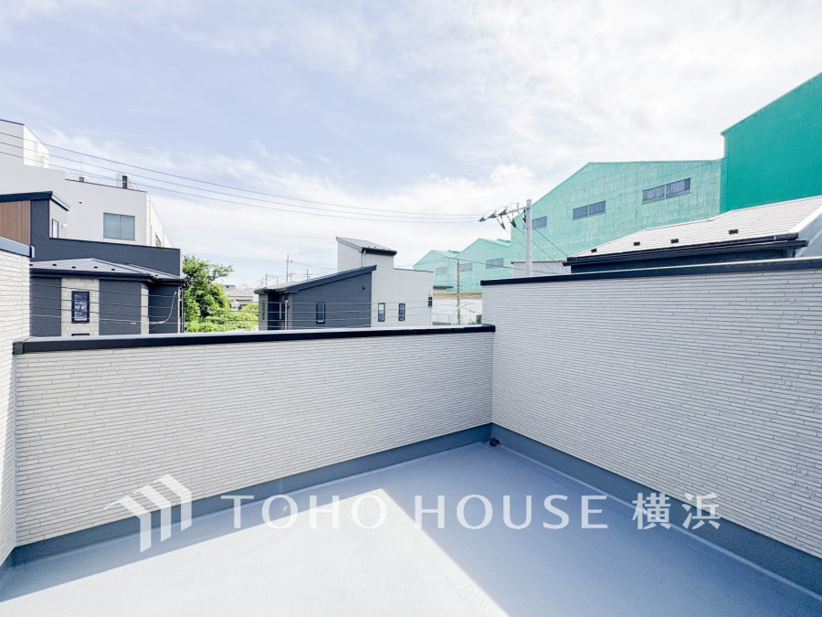 大空と眺望を心ゆくまで楽しめるルーフバルコニー。広々としたオープンエア空間が開放感あふれる毎日を演出します。
