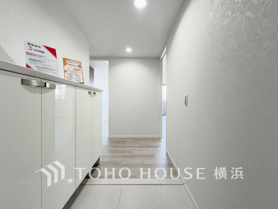 お客様をお迎えする玄関は落ち着いた雰囲気。帰り着くたびに洗練されたテイストの空間に迎えられ誇りと喜びを感じる玄関まわりです。