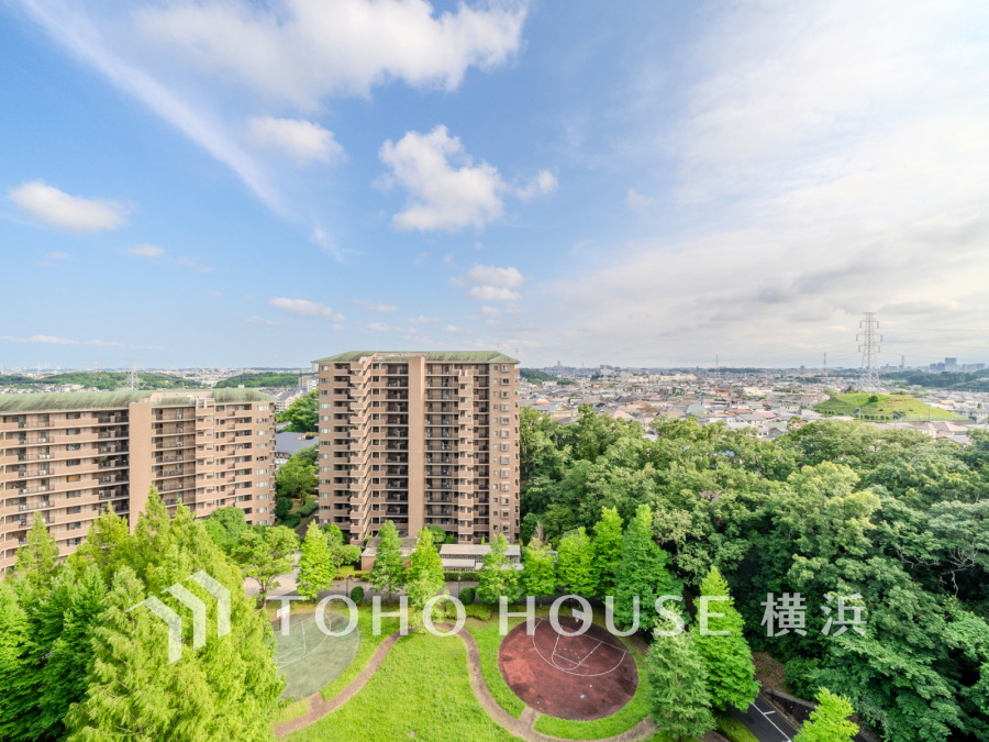 街の風景を広く一望できる魅力の眺望は、開放的でお住まいの価値の一つでもあります。朝も昼も夜も異なった表情を見せる街の風景は、心豊かな毎日を彩ってくれることでしょう。