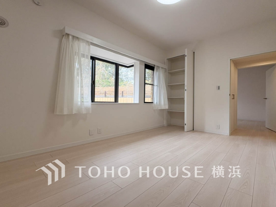 採光もアクセントの一つとして。プライベートルームにはやさしい光が射し込んでいて、この明るい好みの空間で読書をしたり、音楽を聞いたりと一人の時間も充実したものにできます。