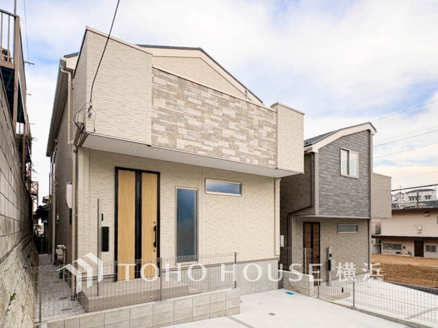 モダンなデザインが目を引く新築戸建て。光と風を採り入れる設計で、家族の笑顔が自然と集まる、心地よい毎日が始まります。