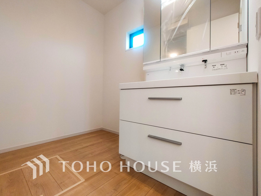 十分な大きさの洗面台は、身だしなみチェックや歯磨きなど、朝の慌ただしい時間でも余裕とゆとりを感じて頂けます。