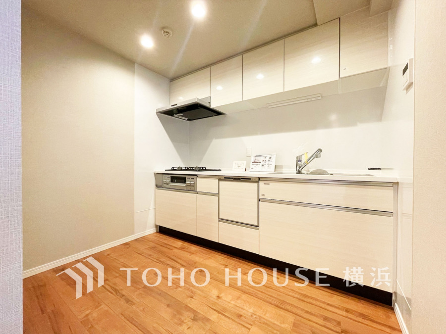 作業に集中しやすい独立型のキッチン。新規交換されたシステムキッチンの清潔感あふれる空間です。
