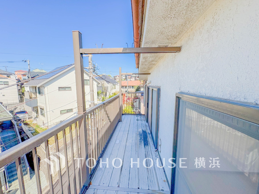 ずっと太陽を感じる事ができるのは、遮るものが視界に無いから。彼方に広がる風景が絵画のように広がります。