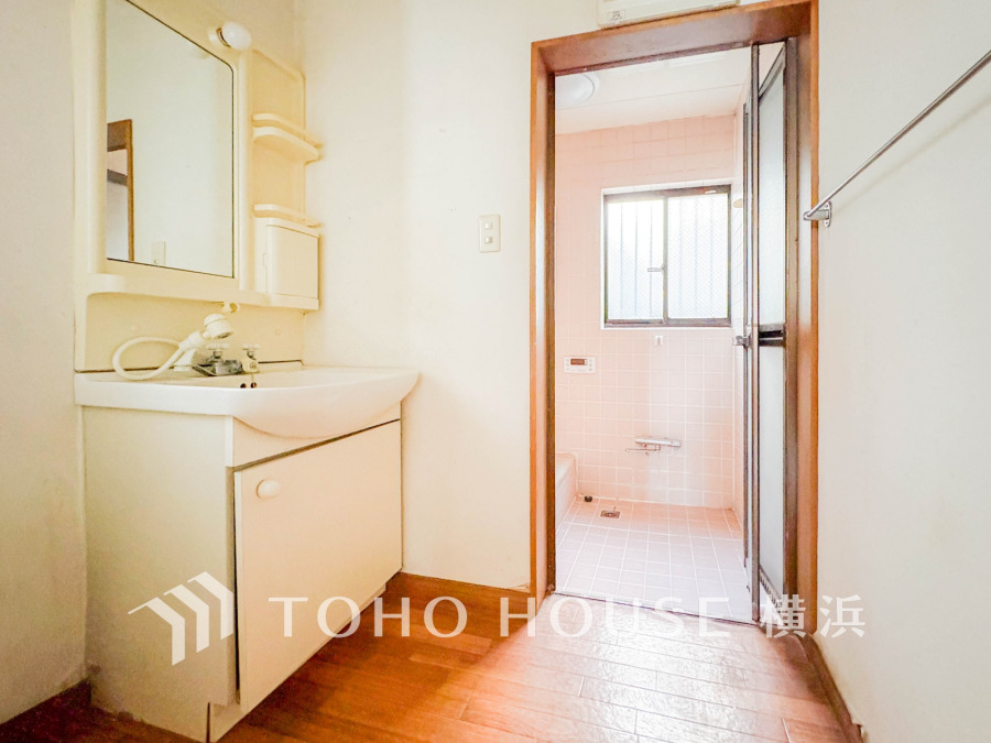 ご家族の1日が始まり、1日の終わりを締めくくる洗面空間。洗濯機を配置しても十分なスペースを確保した設計となっております。