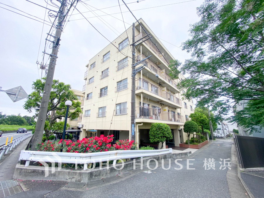 爽やかな青空の下に贅沢なほどに降り注ぐ陽光、豊かな居住性と、クオリティが見事に調和した住空間は、住まうことの喜びを感じさせてくれます。