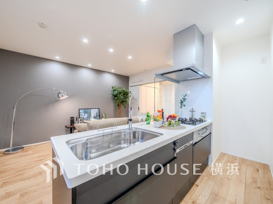 新規交換されたキッチンは、食洗機・浄水器付き。美しさと機能性が一つになったキッチンです。
