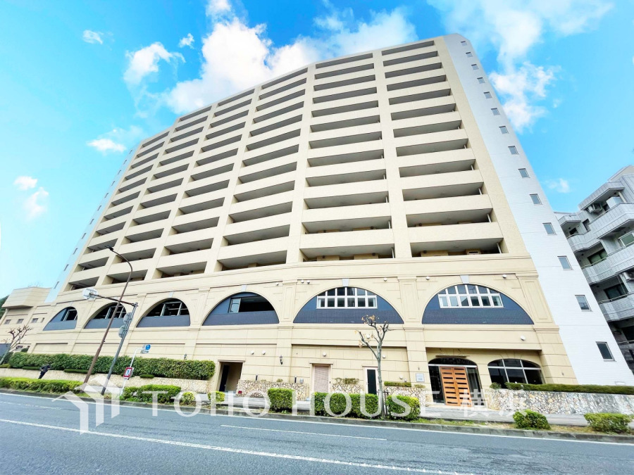 住む人を映し出す洗練された佇まいは、いつまでも輝き続けながらいつしか街の風景に溶け込んでいきます。